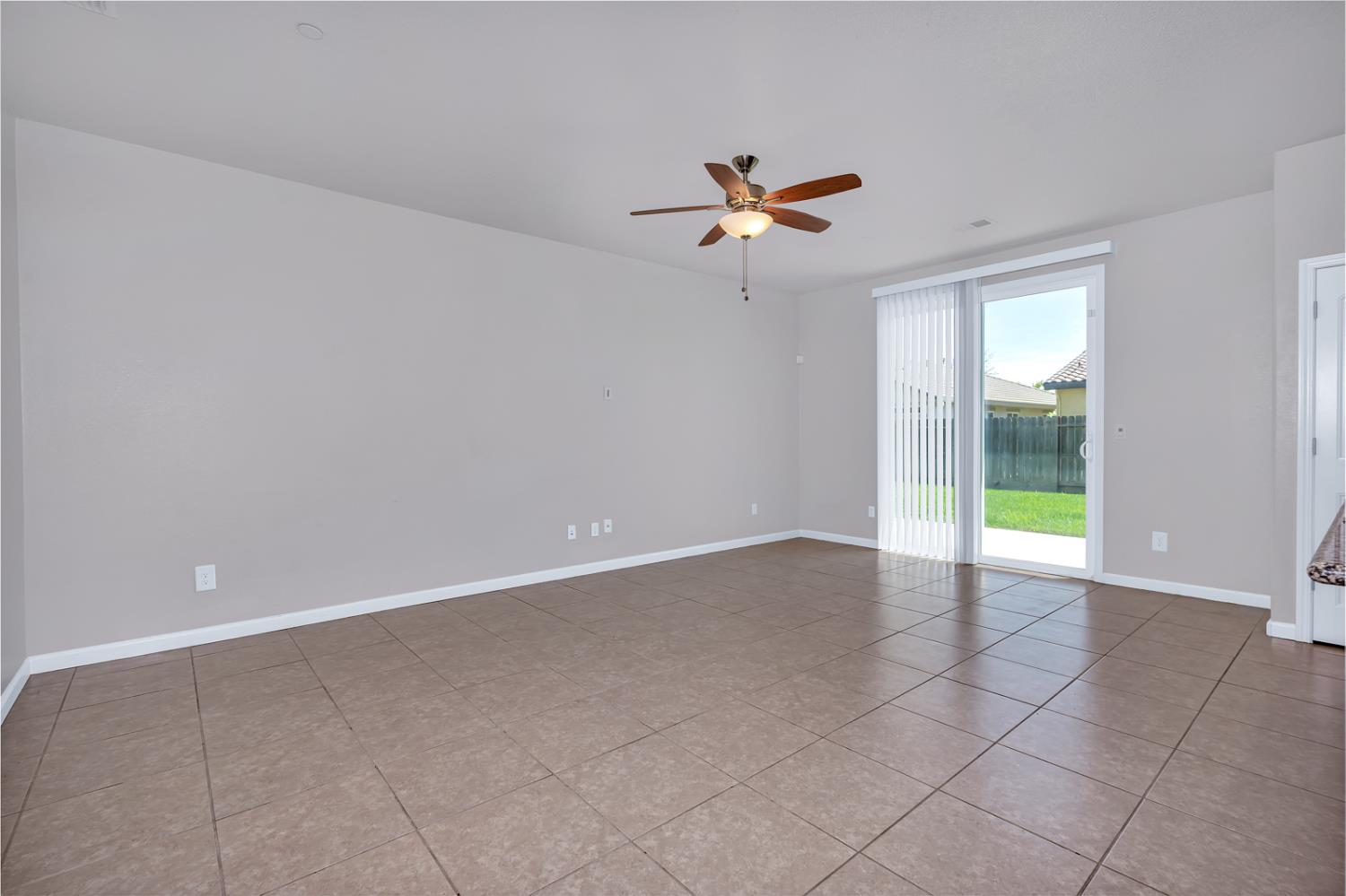 1476 Dynes S, Merced, CA 95348