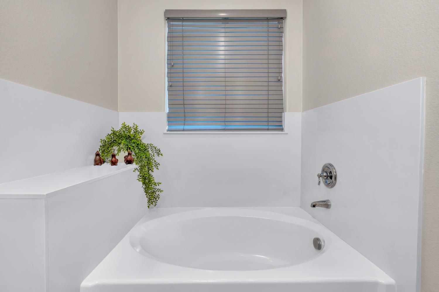 1476 Dynes S, Merced, CA 95348