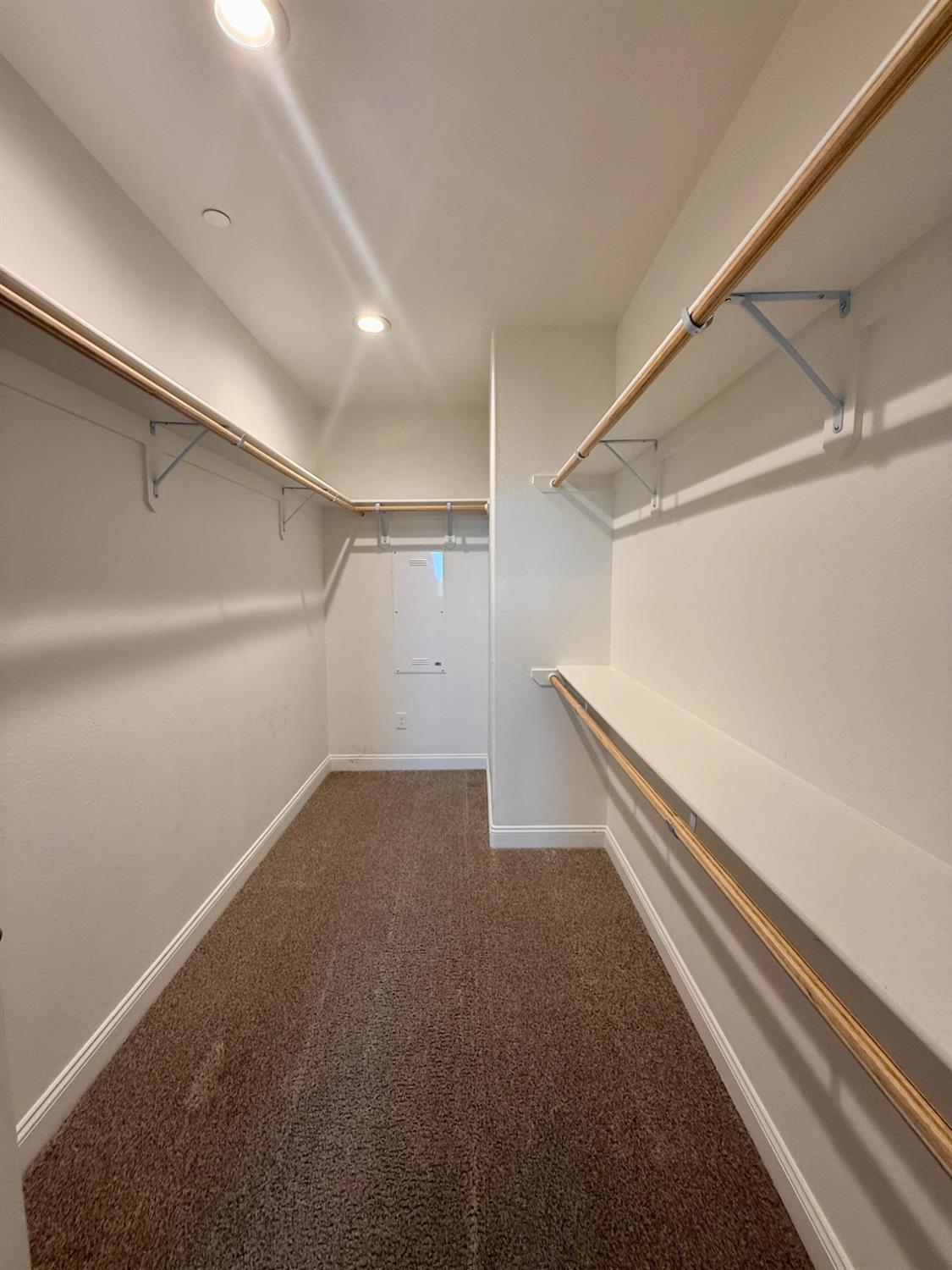 182 N Almond Ave, Kerman, CA 93630