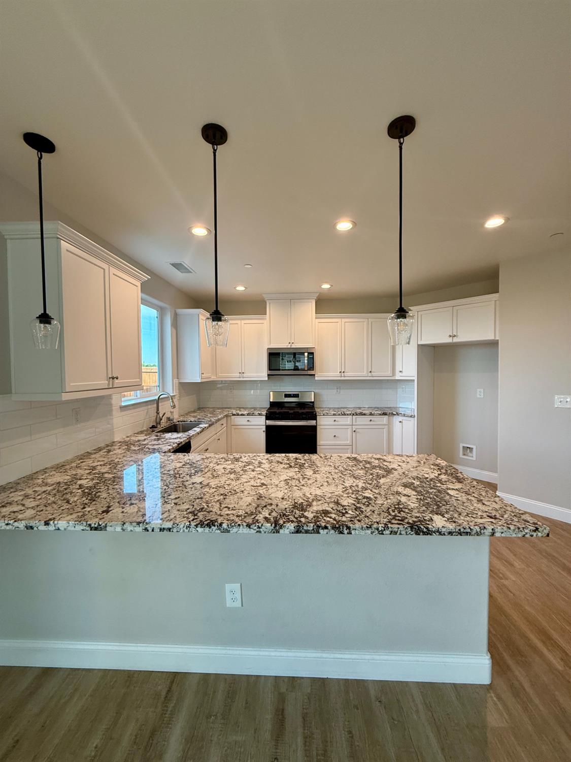 182 N Almond Ave, Kerman, CA 93630