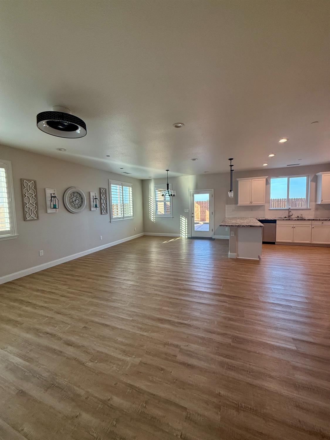 182 N Almond Ave, Kerman, CA 93630