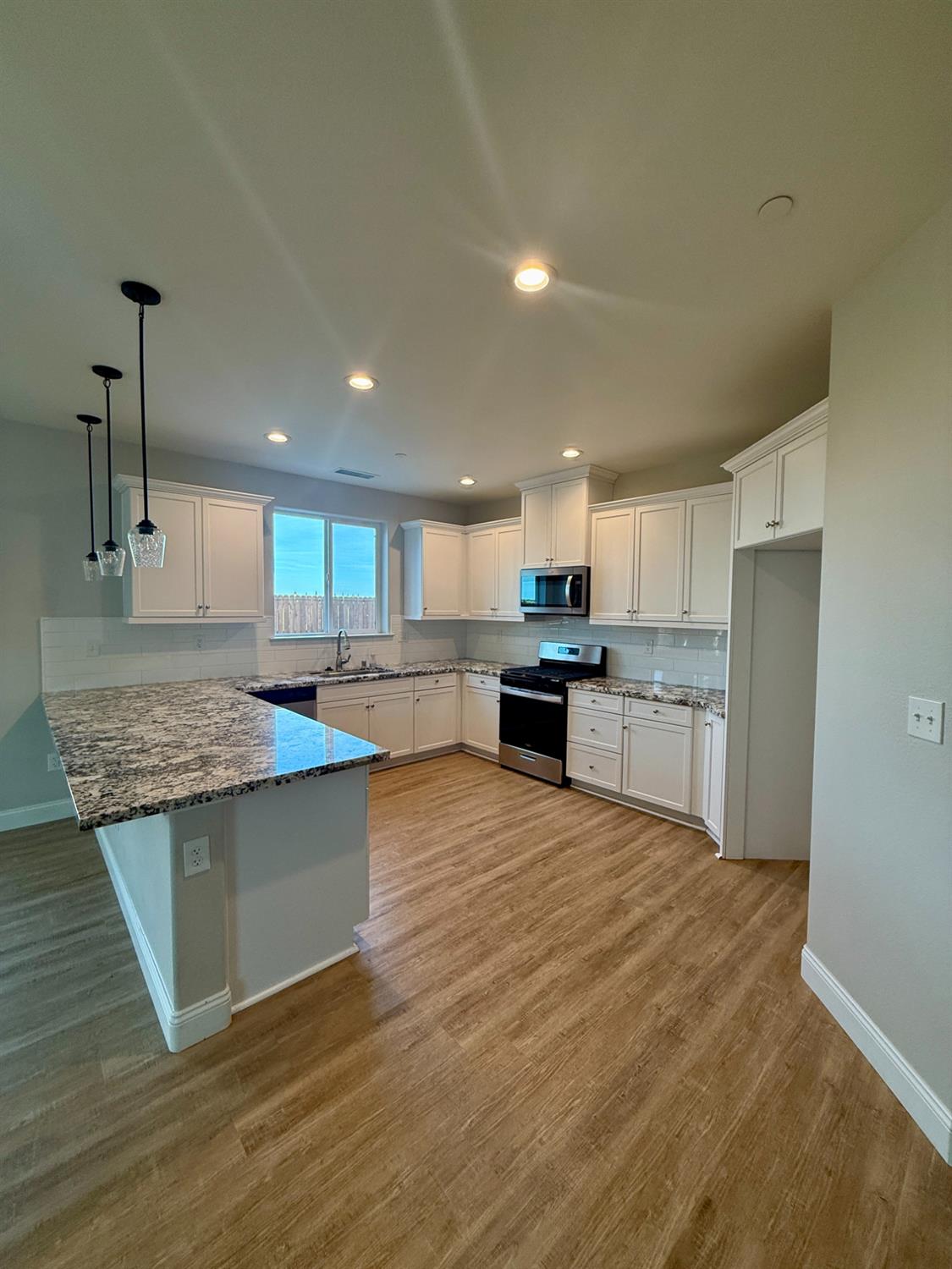 182 N Almond Ave, Kerman, CA 93630