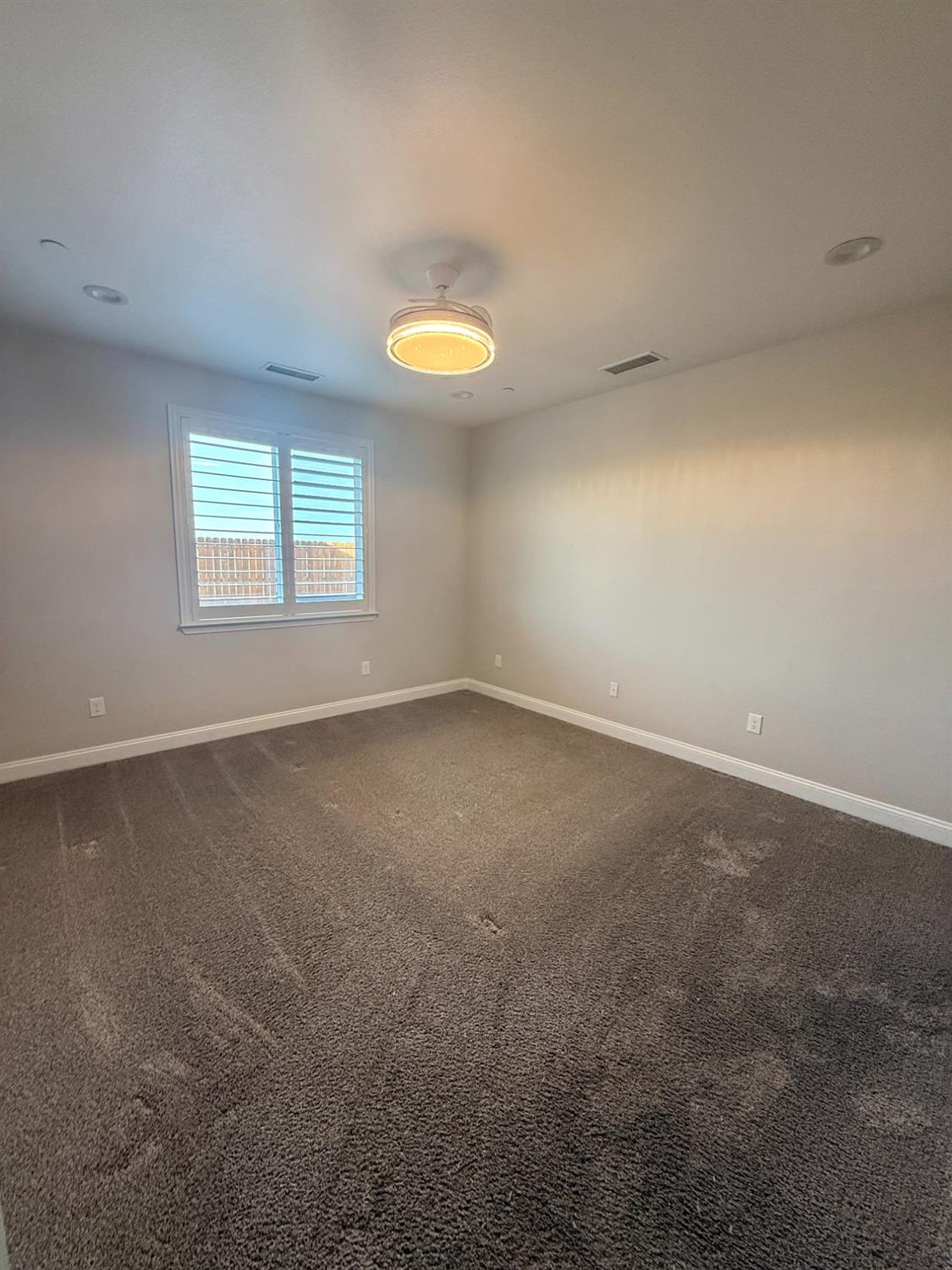 182 N Almond Ave, Kerman, CA 93630