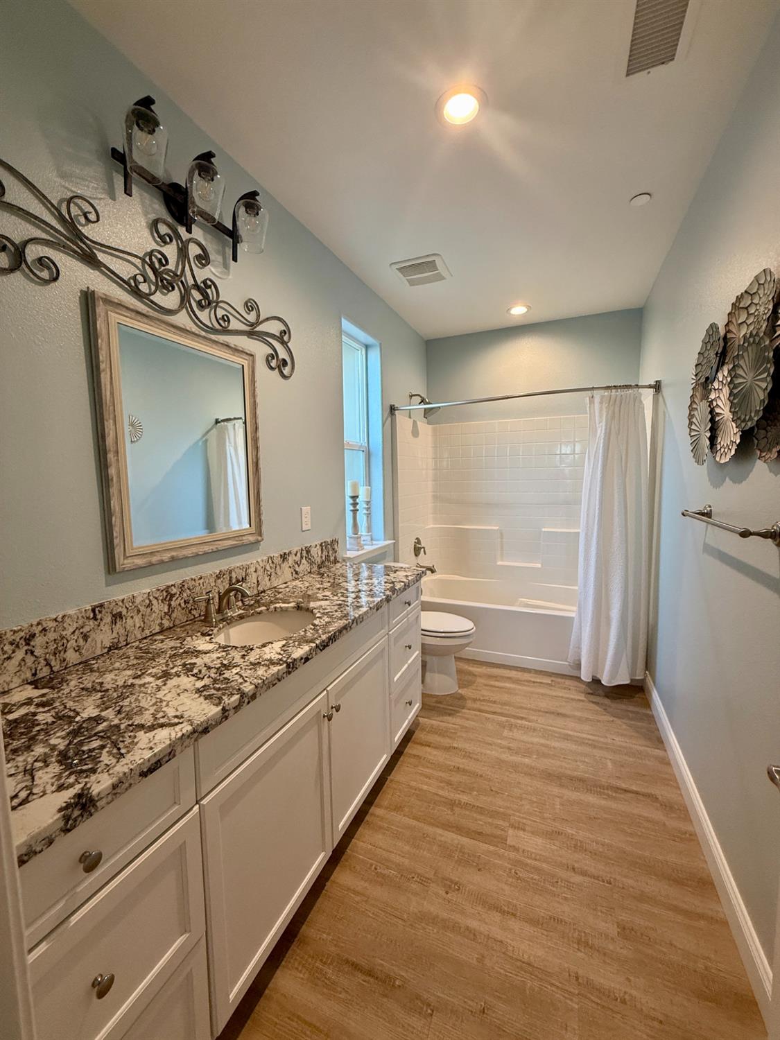 182 N Almond Ave, Kerman, CA 93630