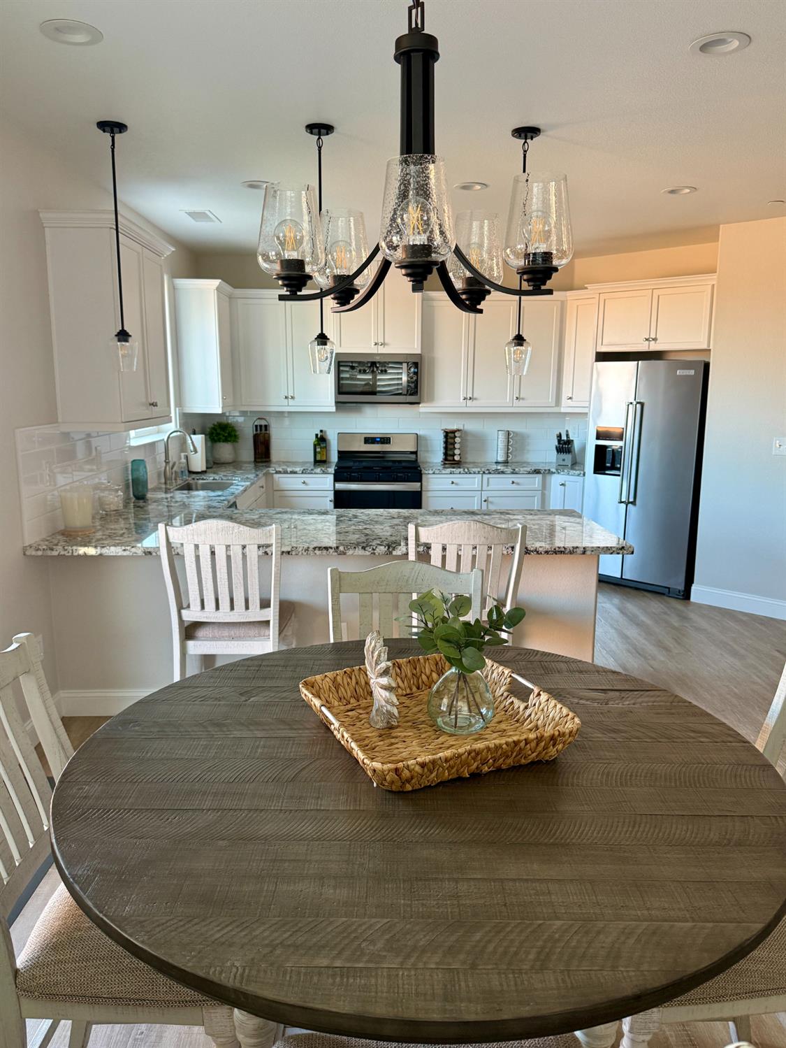 182 N Almond Ave, Kerman, CA 93630
