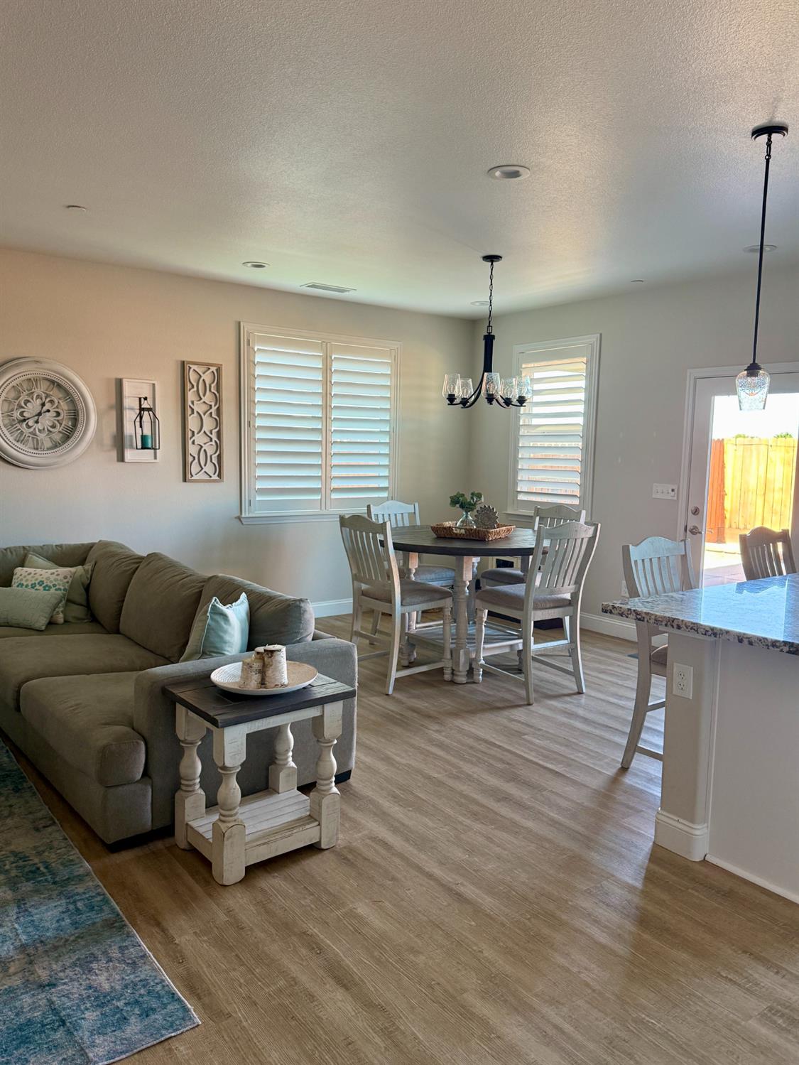 182 N Almond Ave, Kerman, CA 93630