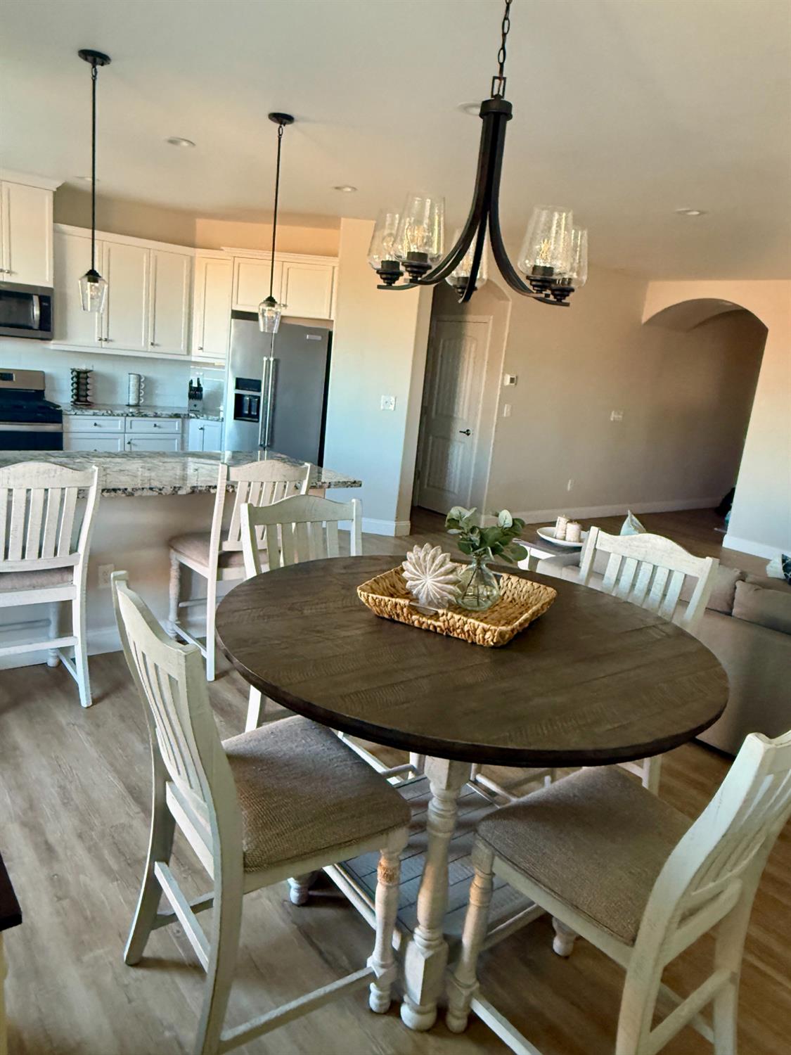 182 N Almond Ave, Kerman, CA 93630