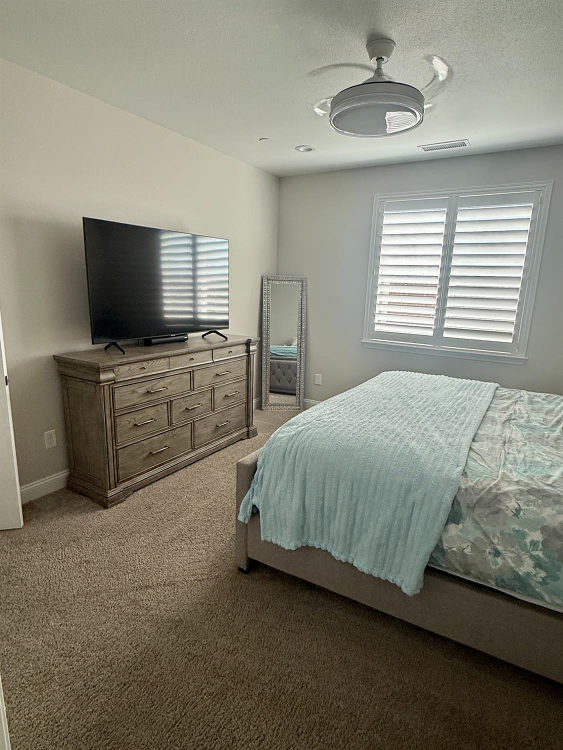 182 N Almond Ave, Kerman, CA 93630
