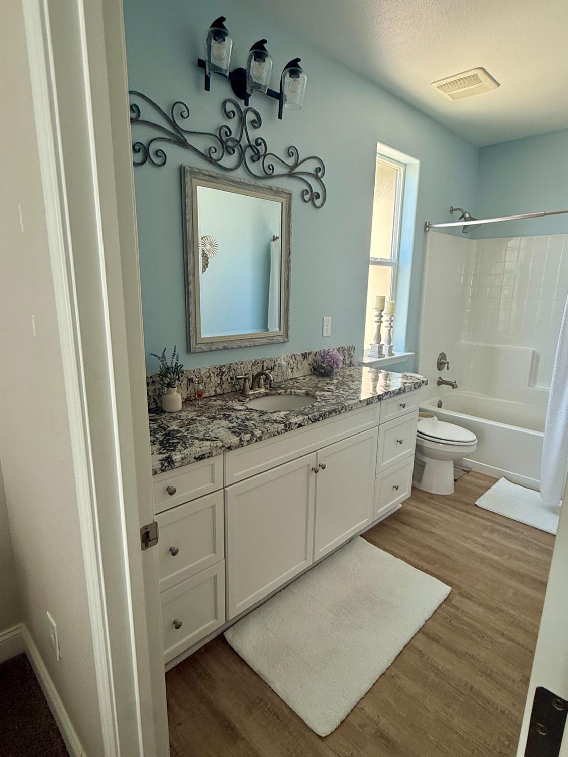 182 N Almond Ave, Kerman, CA 93630
