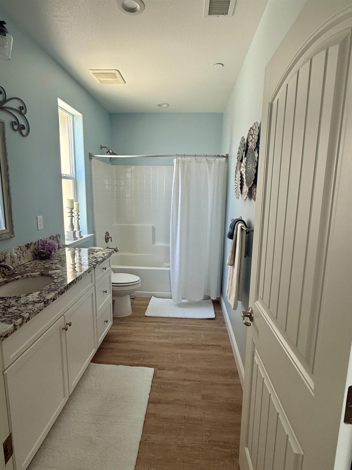 182 N Almond Ave, Kerman, CA 93630