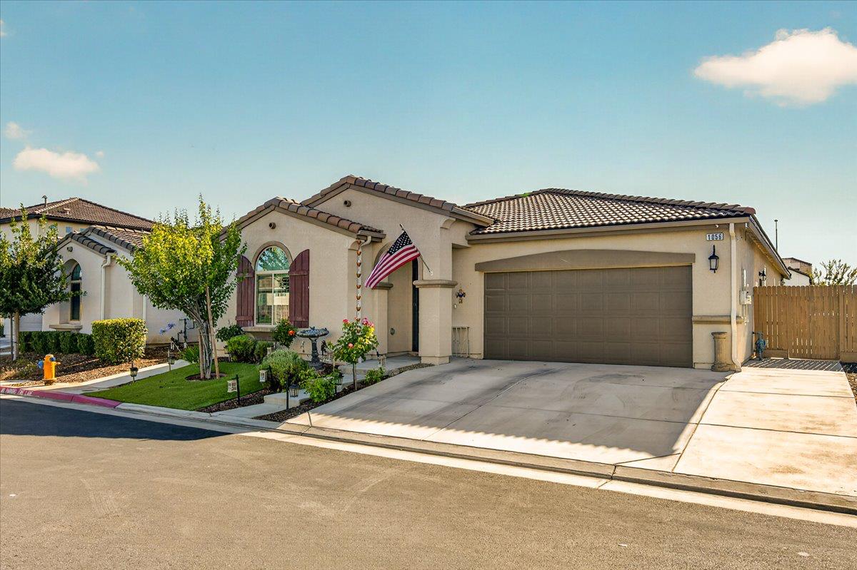 1056 Lindsay Ln, Clovis, CA 93619