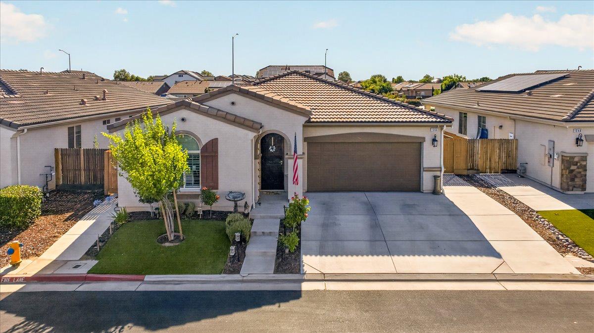 1056 Lindsay Ln, Clovis, CA 93619
