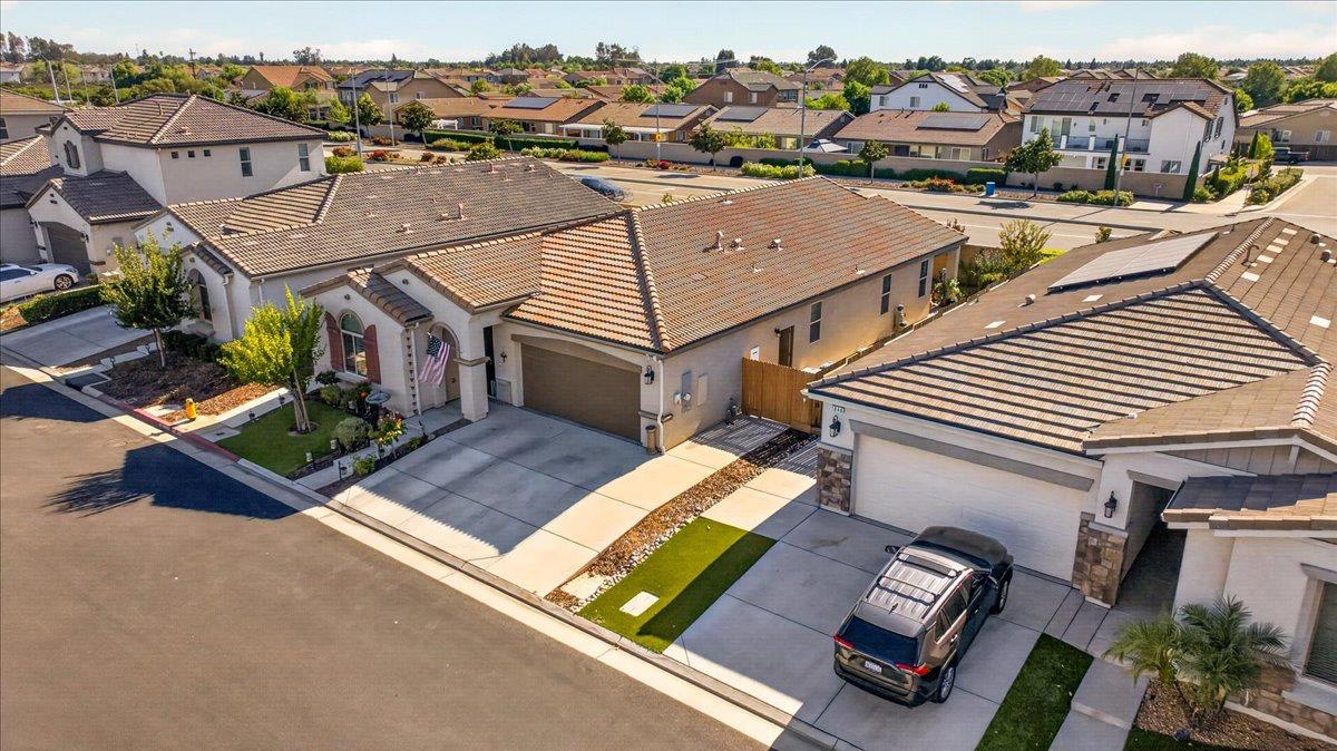 1056 Lindsay Ln, Clovis, CA 93619