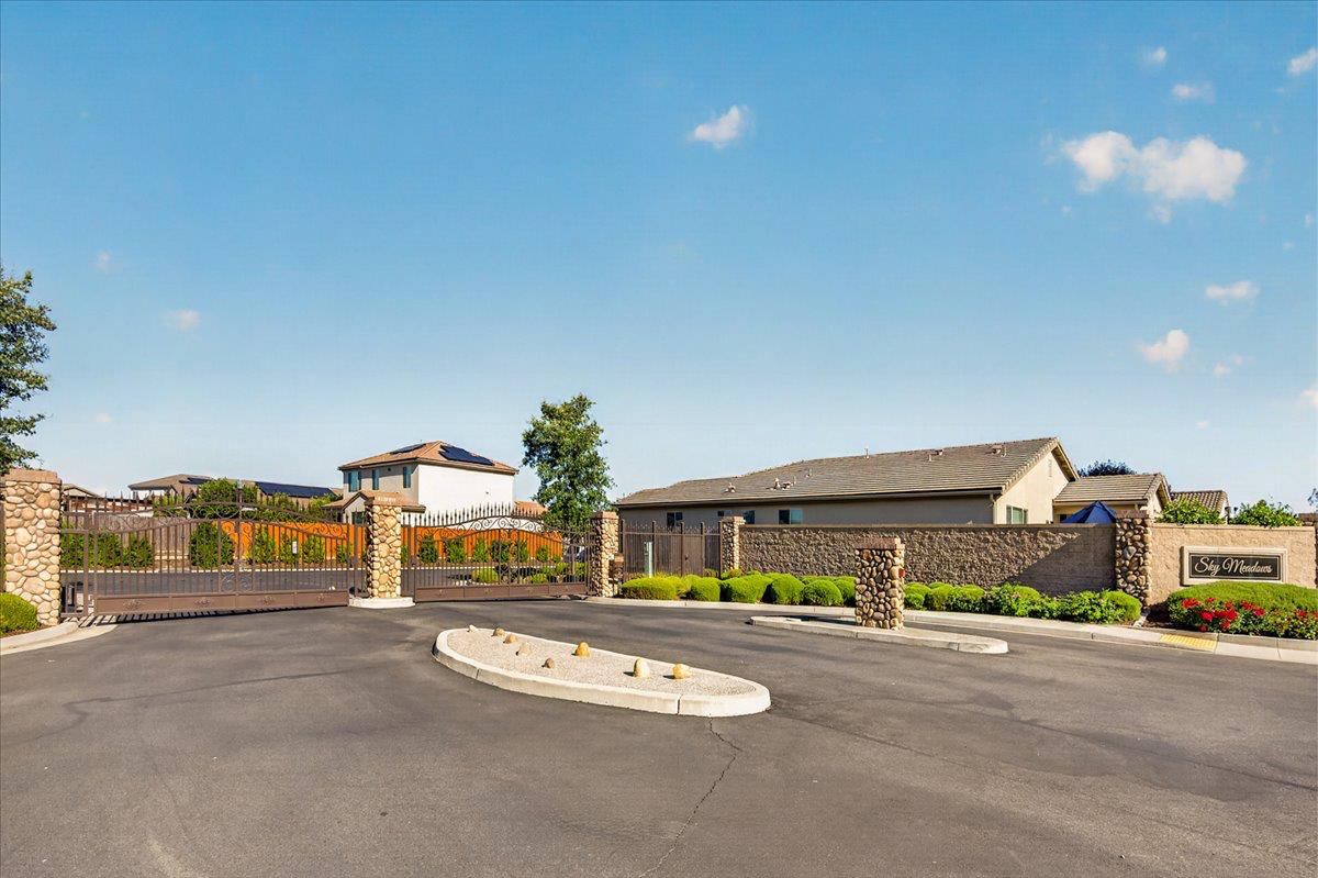 1056 Lindsay Ln, Clovis, CA 93619