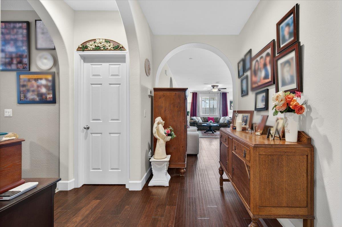 1056 Lindsay Ln, Clovis, CA 93619