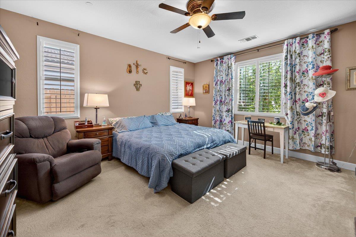 1056 Lindsay Ln, Clovis, CA 93619