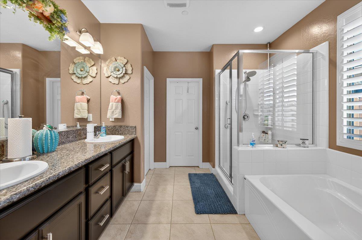 1056 Lindsay Ln, Clovis, CA 93619