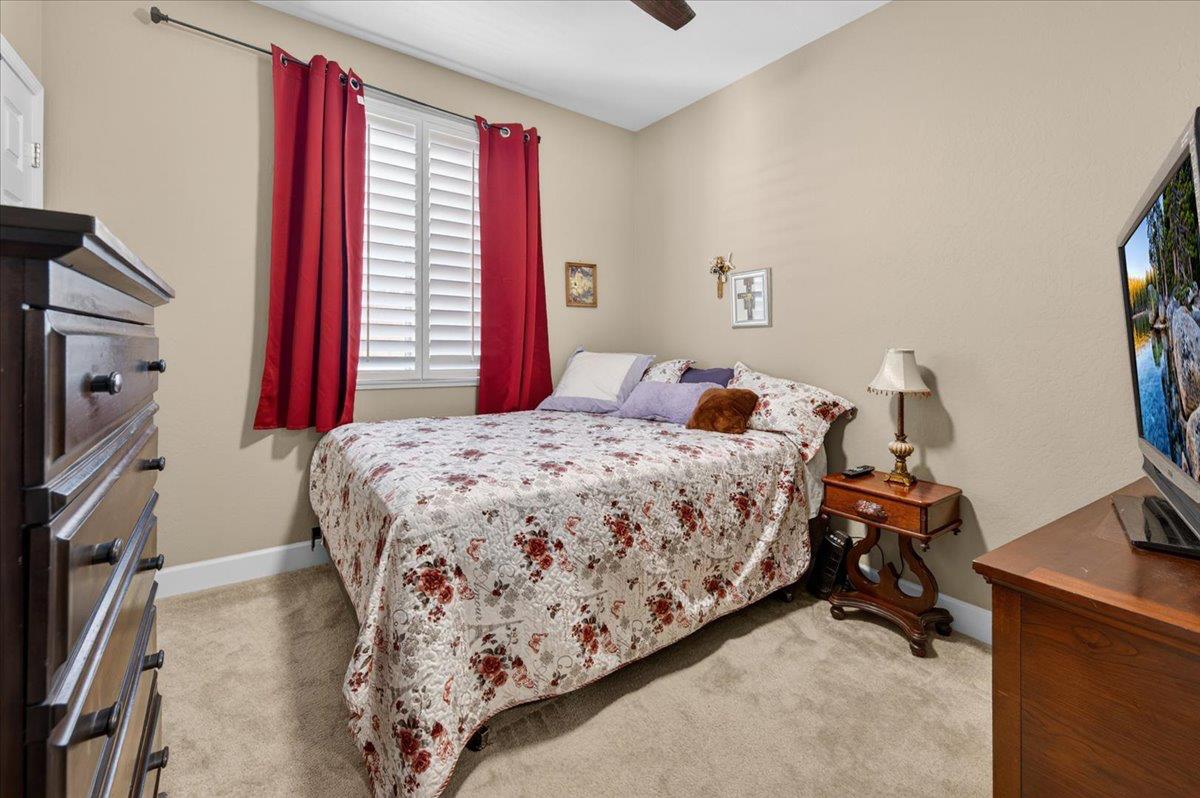 1056 Lindsay Ln, Clovis, CA 93619