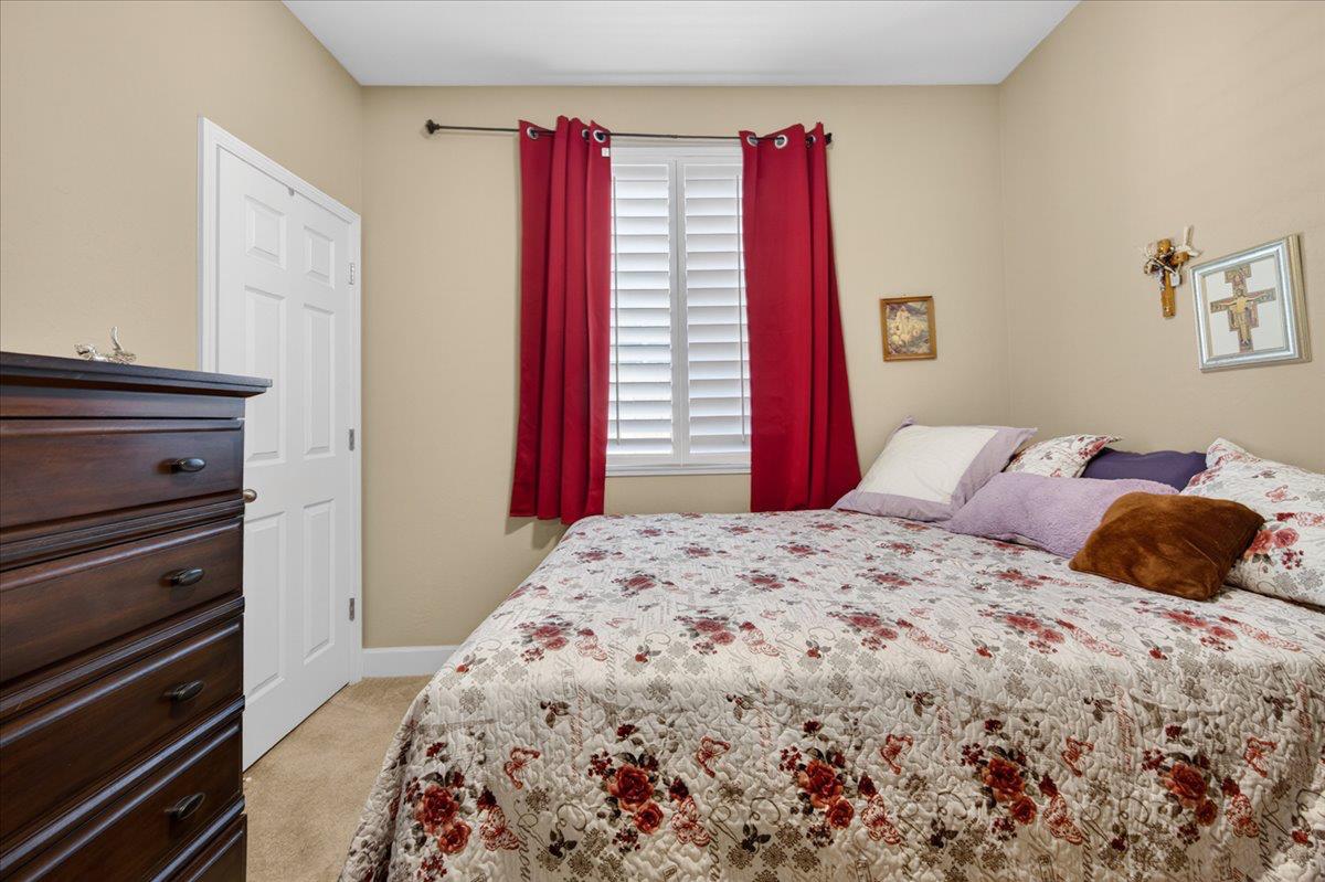 1056 Lindsay Ln, Clovis, CA 93619