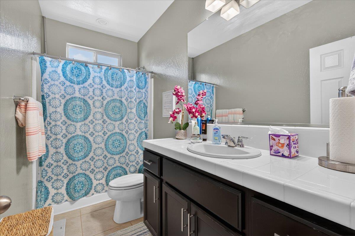 1056 Lindsay Ln, Clovis, CA 93619