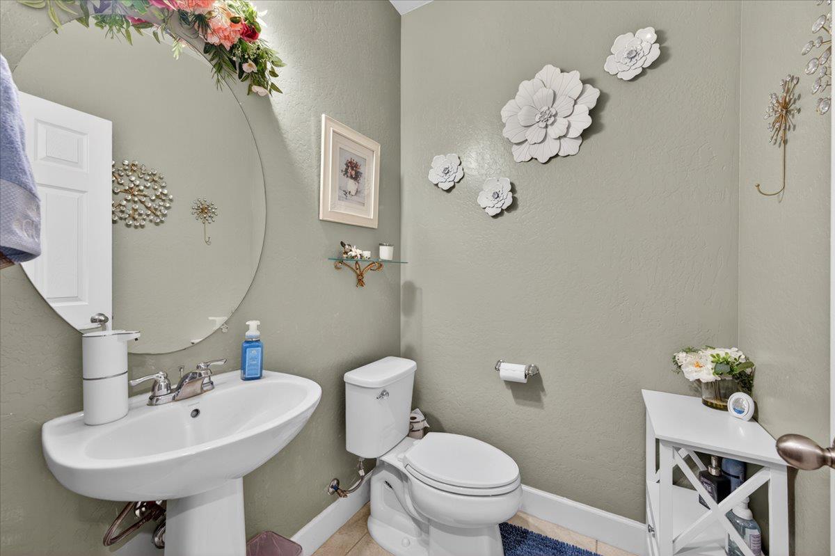 1056 Lindsay Ln, Clovis, CA 93619