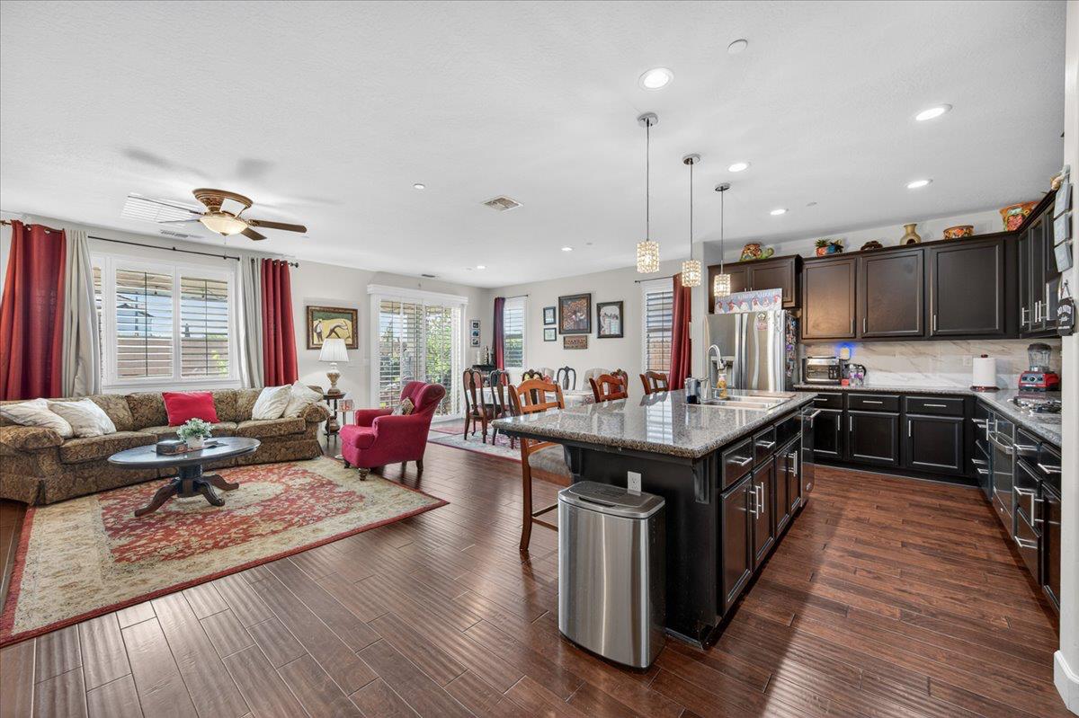 1056 Lindsay Ln, Clovis, CA 93619