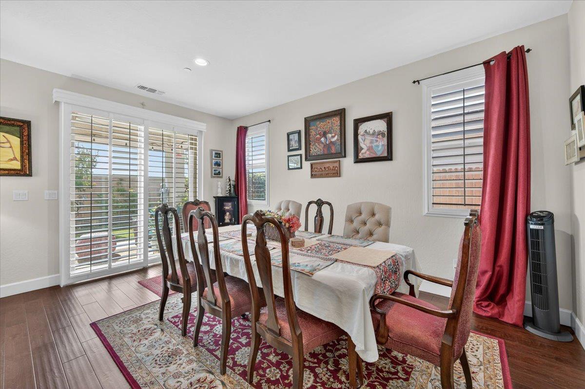 1056 Lindsay Ln, Clovis, CA 93619