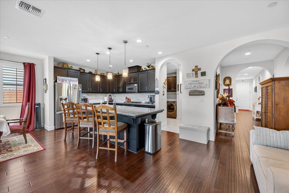 1056 Lindsay Ln, Clovis, CA 93619