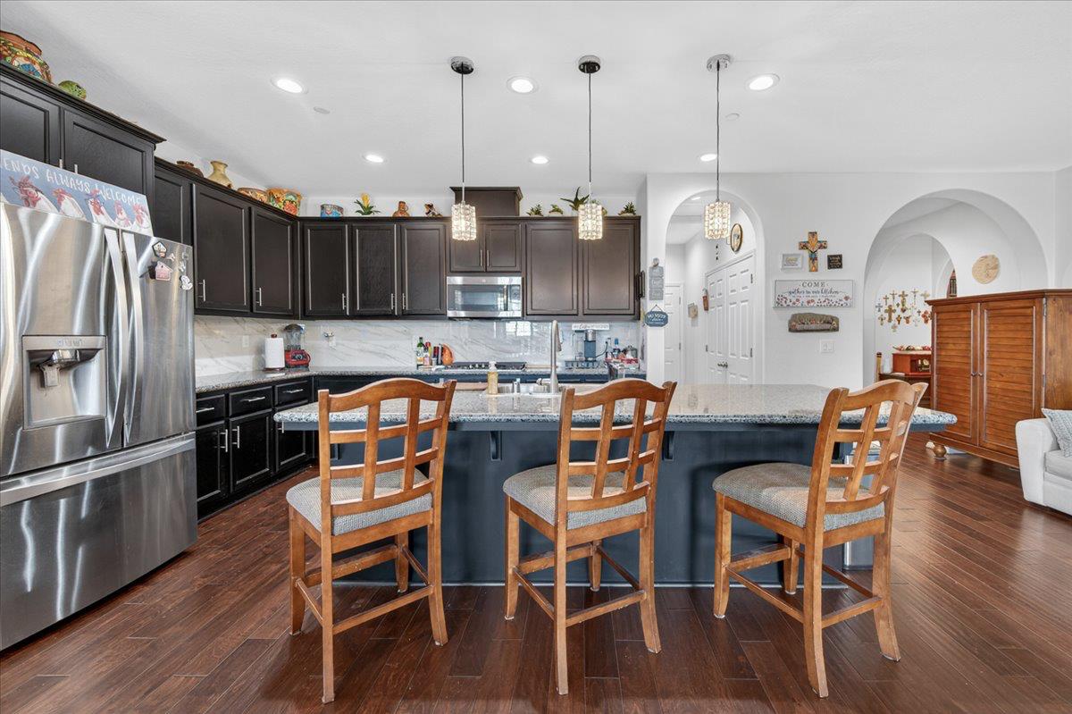 1056 Lindsay Ln, Clovis, CA 93619