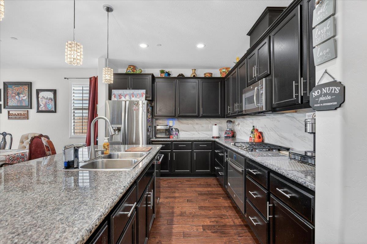 1056 Lindsay Ln, Clovis, CA 93619