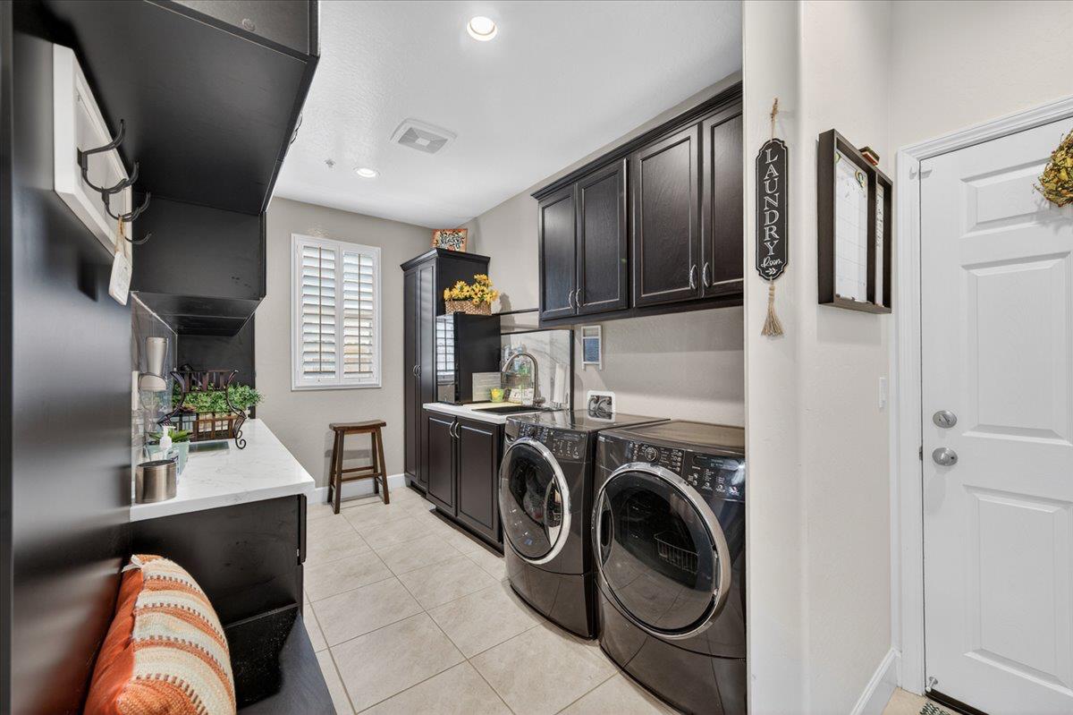 1056 Lindsay Ln, Clovis, CA 93619