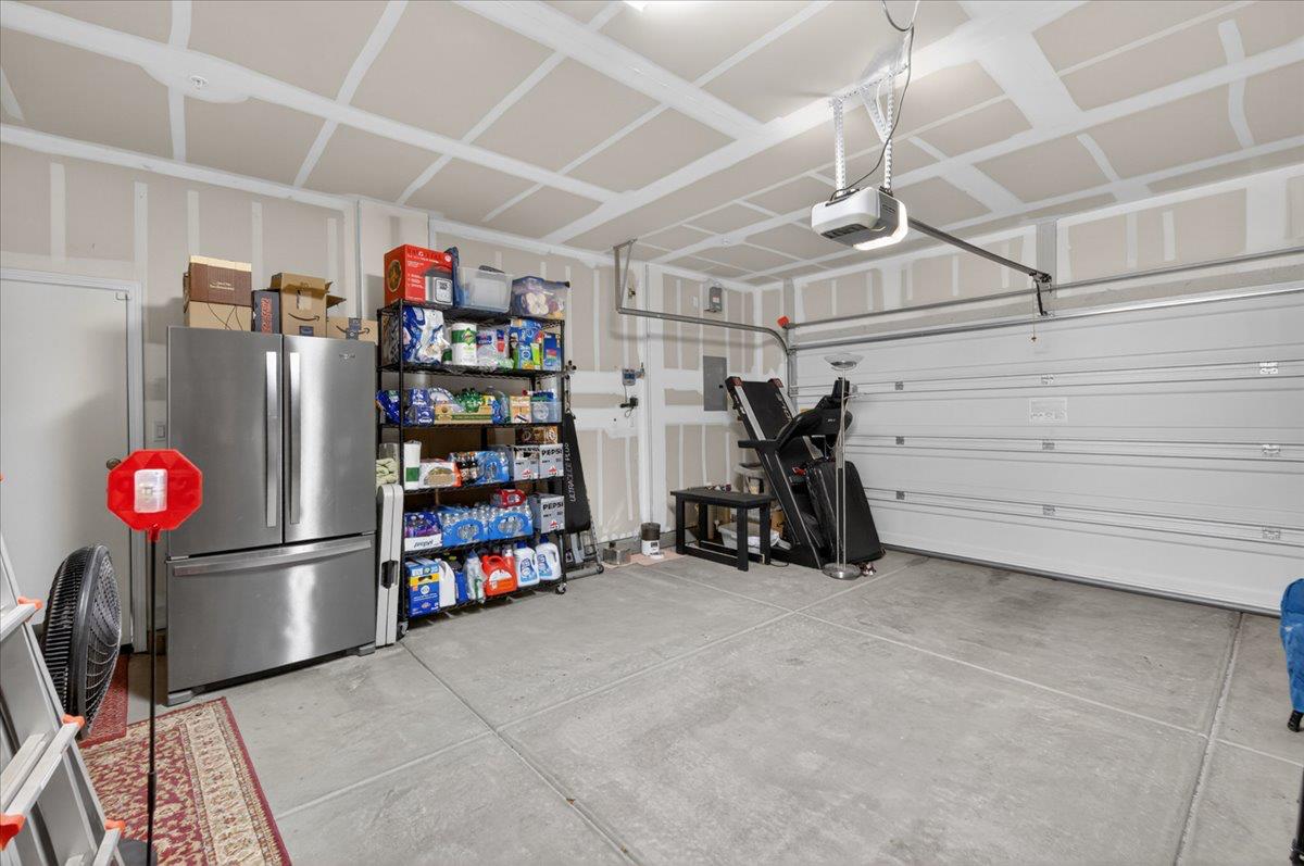 1056 Lindsay Ln, Clovis, CA 93619