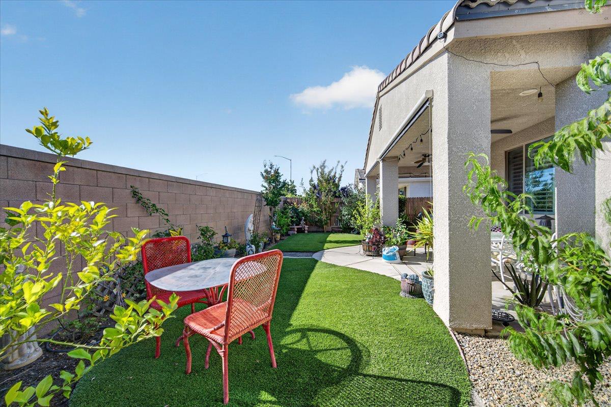 1056 Lindsay Ln, Clovis, CA 93619