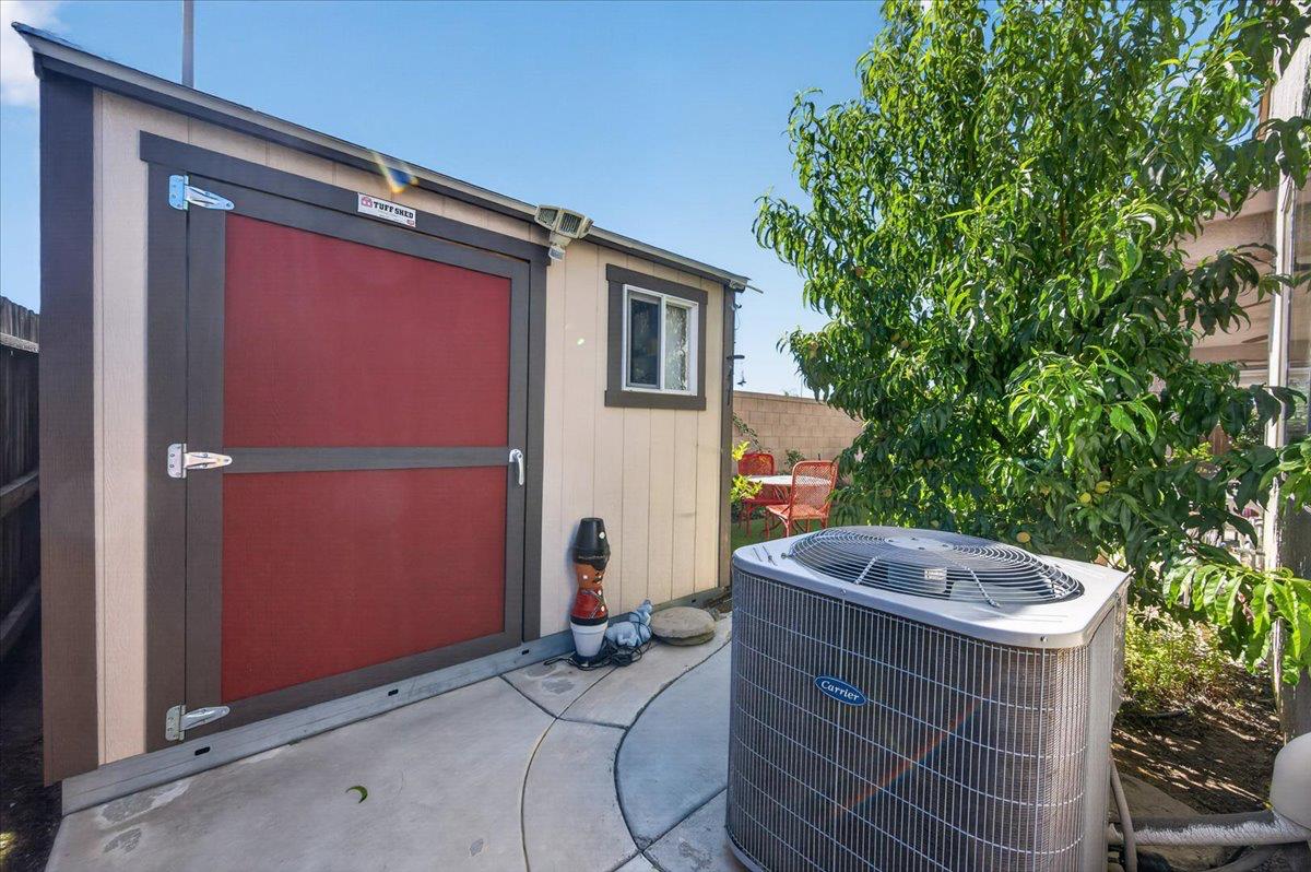 1056 Lindsay Ln, Clovis, CA 93619