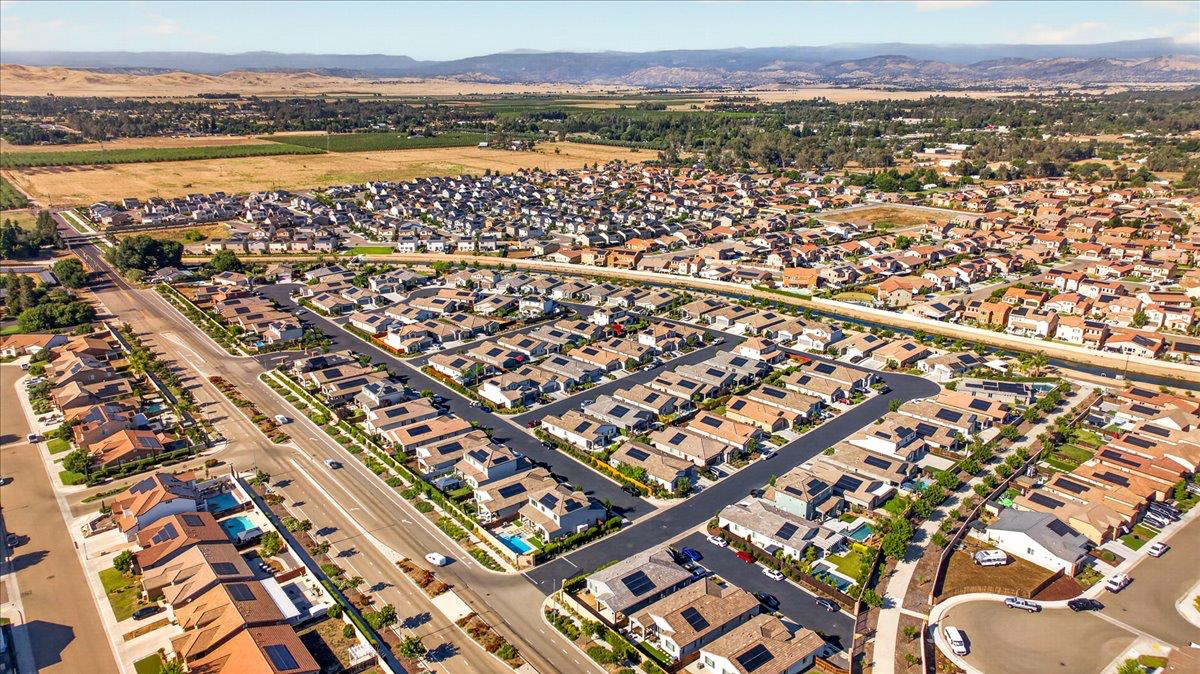 1056 Lindsay Ln, Clovis, CA 93619