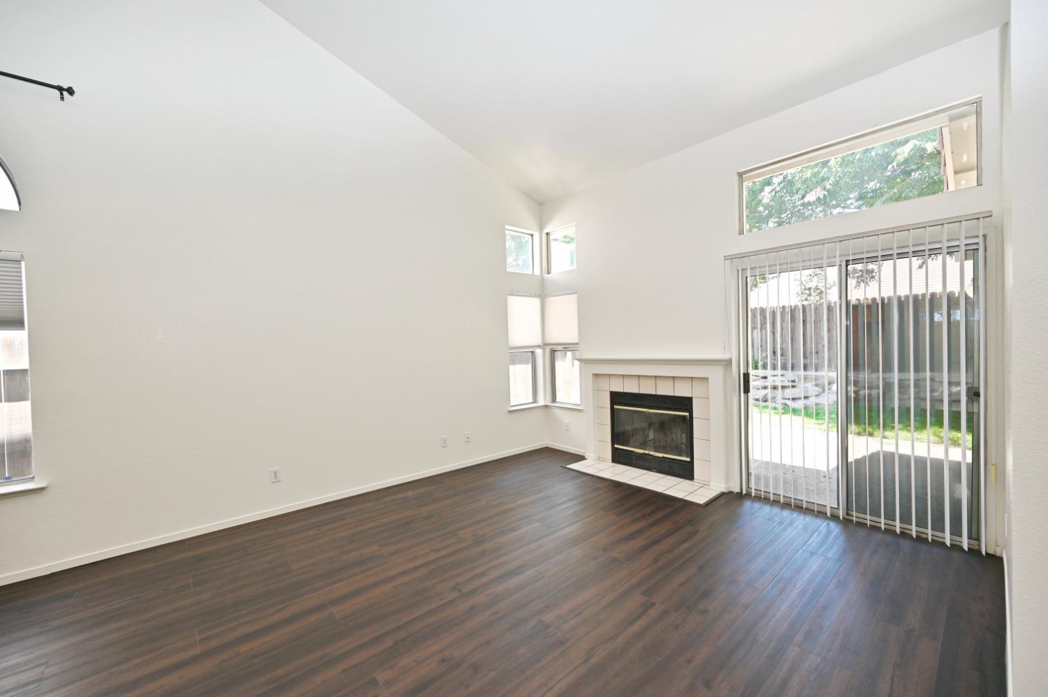 239 W Fallbrook Ave, Clovis, CA 93611