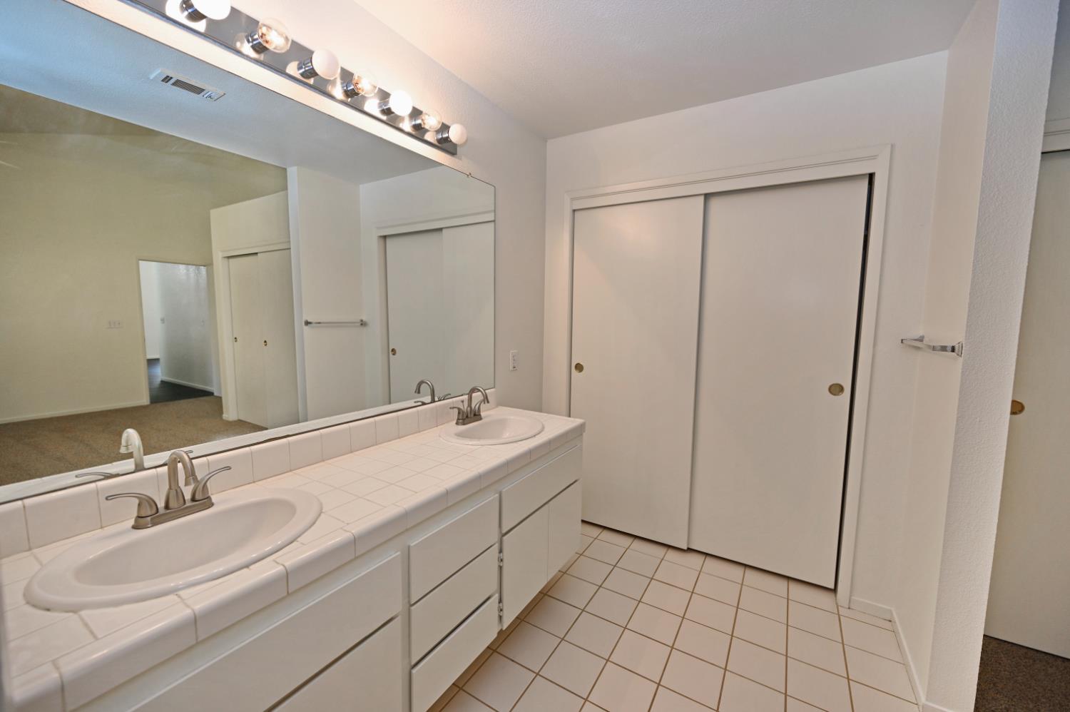 239 W Fallbrook Ave, Clovis, CA 93611
