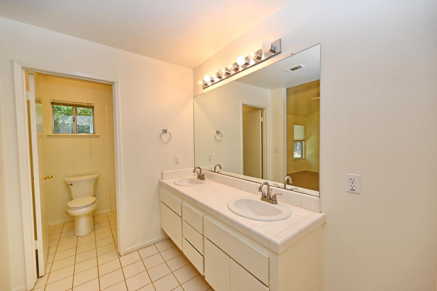 239 W Fallbrook Ave, Clovis, CA 93611