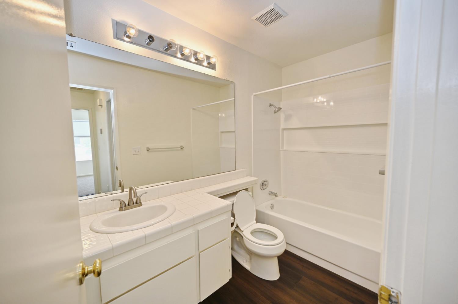 239 W Fallbrook Ave, Clovis, CA 93611