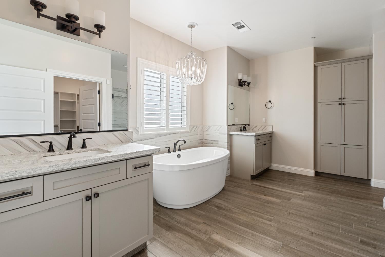 1684 W Berkshire Ln, Hanford, CA 93230