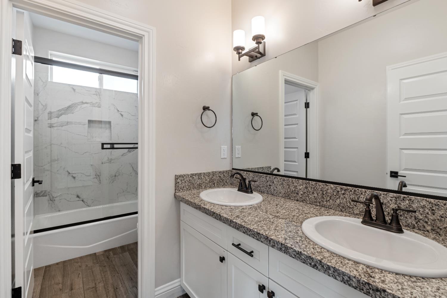 1684 W Berkshire Ln, Hanford, CA 93230