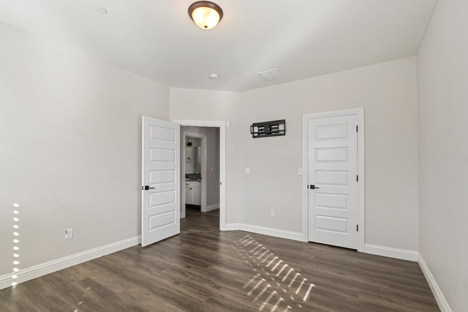 1684 W Berkshire Ln, Hanford, CA 93230