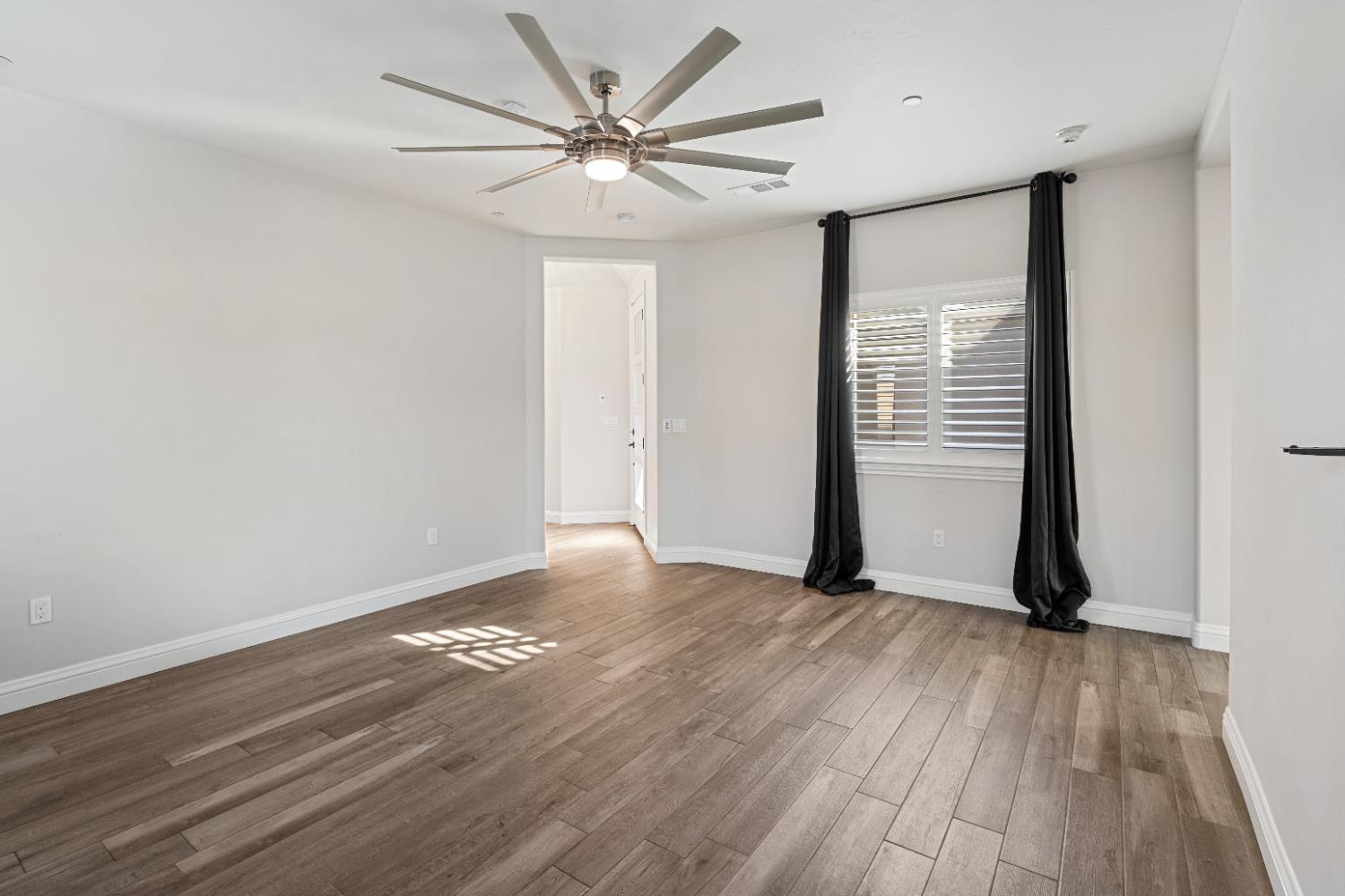 1684 W Berkshire Ln, Hanford, CA 93230