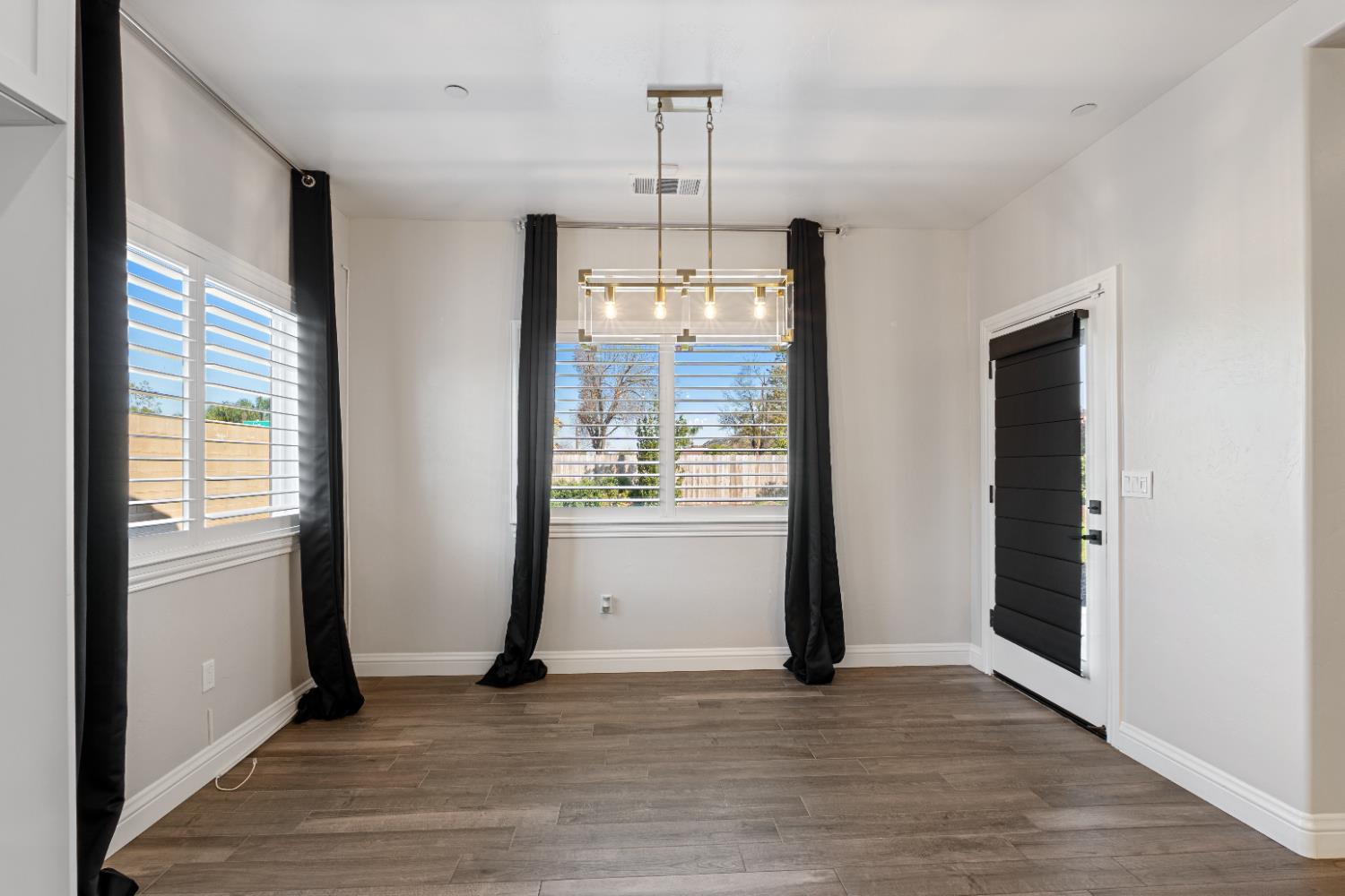 1684 W Berkshire Ln, Hanford, CA 93230