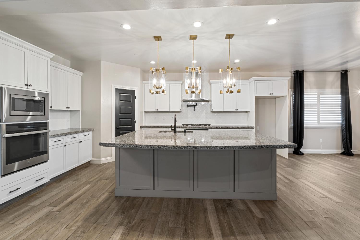 1684 W Berkshire Ln, Hanford, CA 93230