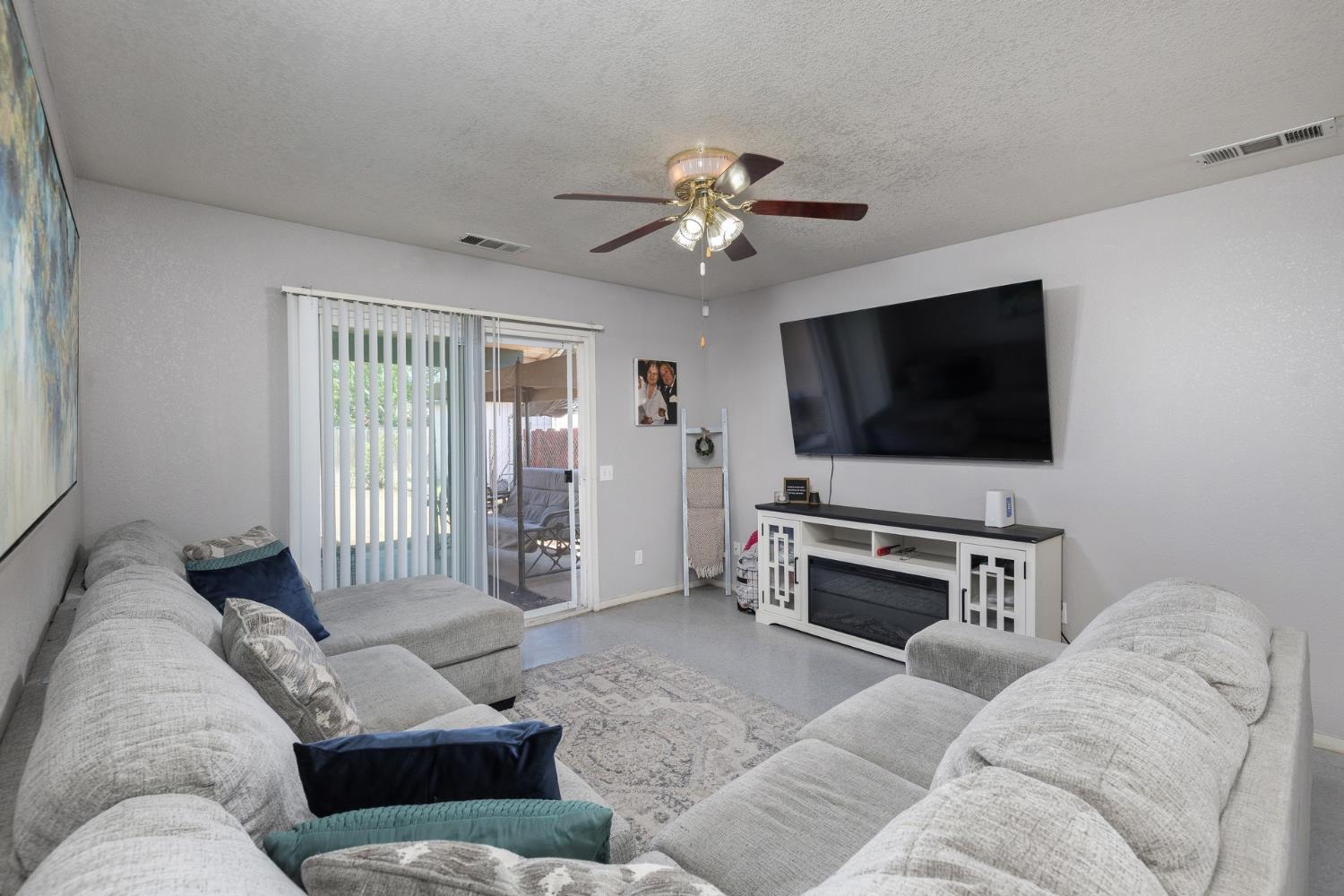 366 N Perry Ave, Dinuba, CA 93618