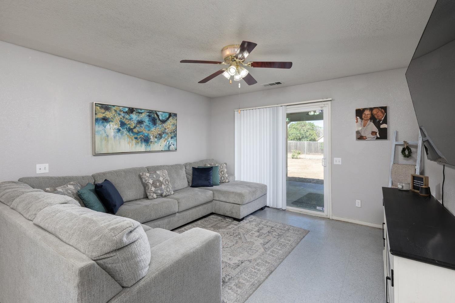366 N Perry Ave, Dinuba, CA 93618