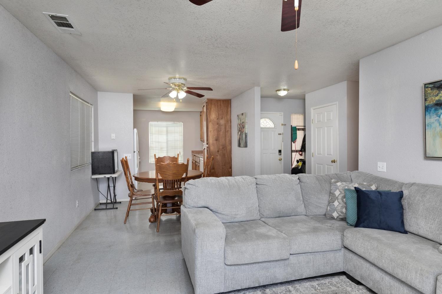 366 N Perry Ave, Dinuba, CA 93618