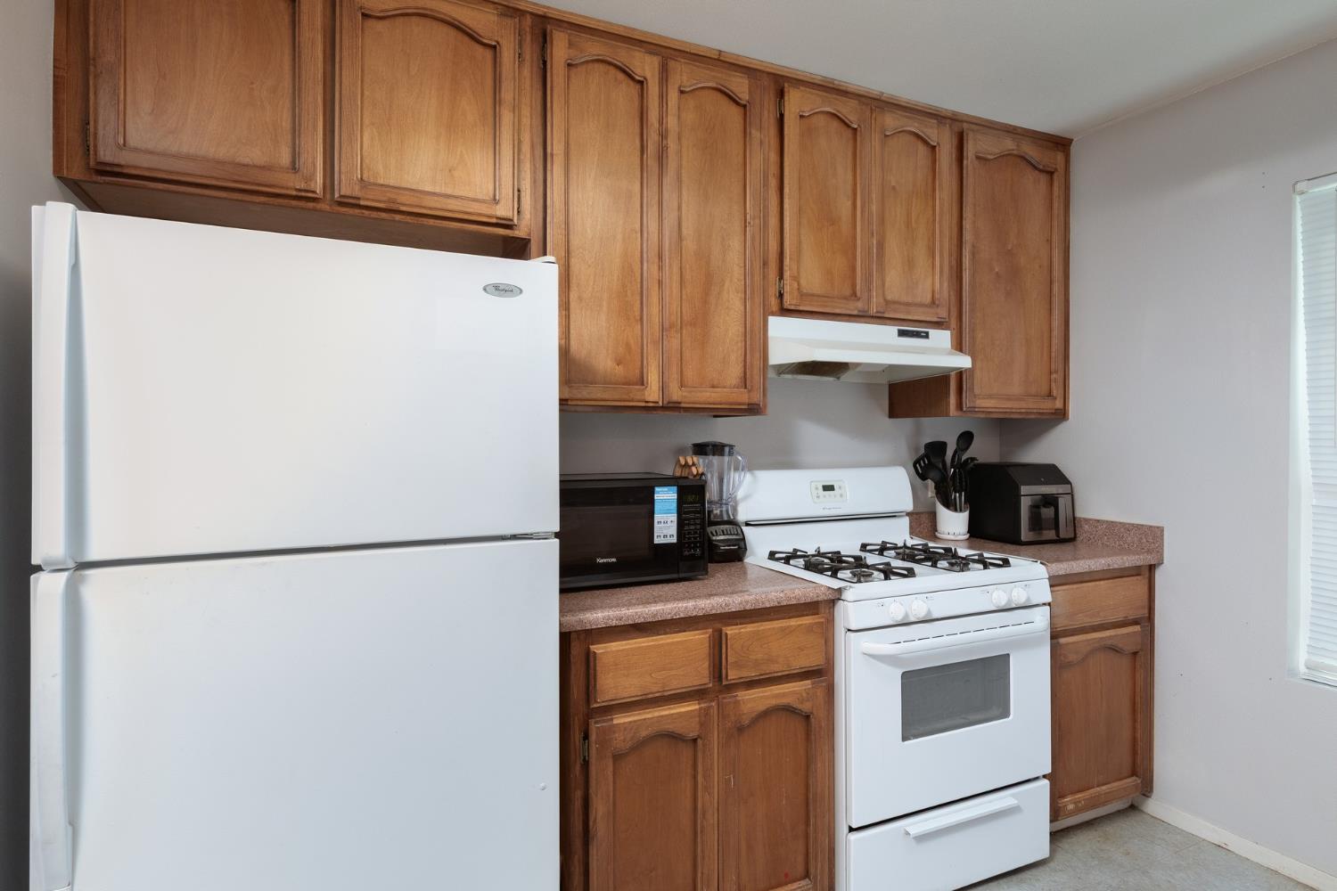 366 N Perry Ave, Dinuba, CA 93618
