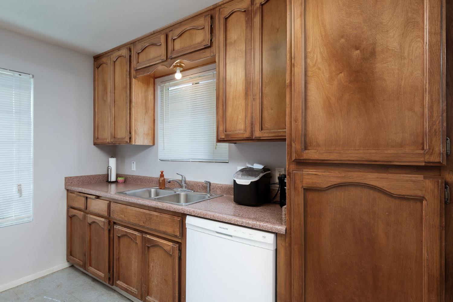 366 N Perry Ave, Dinuba, CA 93618